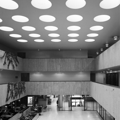 Rautatalon ”Marmoripiha” v. 1978. Huom! kaiteissa pienikokoisia traventiini-levyjä muistuttamassa myrskyisestä laivamatkasta Italiasta Helsinkiin. 
Copyright Martti Kapanen / Alvar Aalto museo.