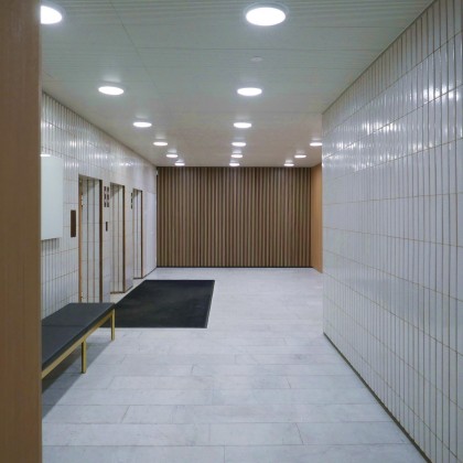 Pääaula. Vasemmalla kolme hissiä, jotka aikanaan 50-luvulla olivat ensimmäisiä älykkäitä hissejä! Tarkoitti sitä, että liikkuessaankin ottivat kutsuja vastaan ja ottivat matkustajia mukaan myös matkan varrelta.
Copyright on Sarc Oy / arkkitehti Erkki Ölander.